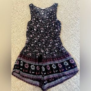 American Eagle Gray Floral Romper Size Small